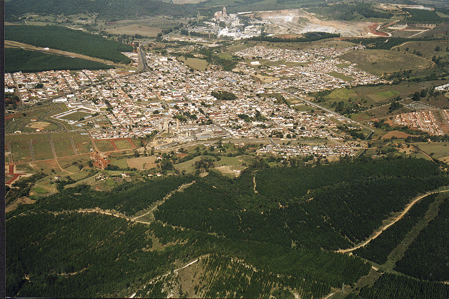 VEREADOR DONIZETTI ANALISA A SITUAÇÃO DE TERRENOS DA PREFEITURA 