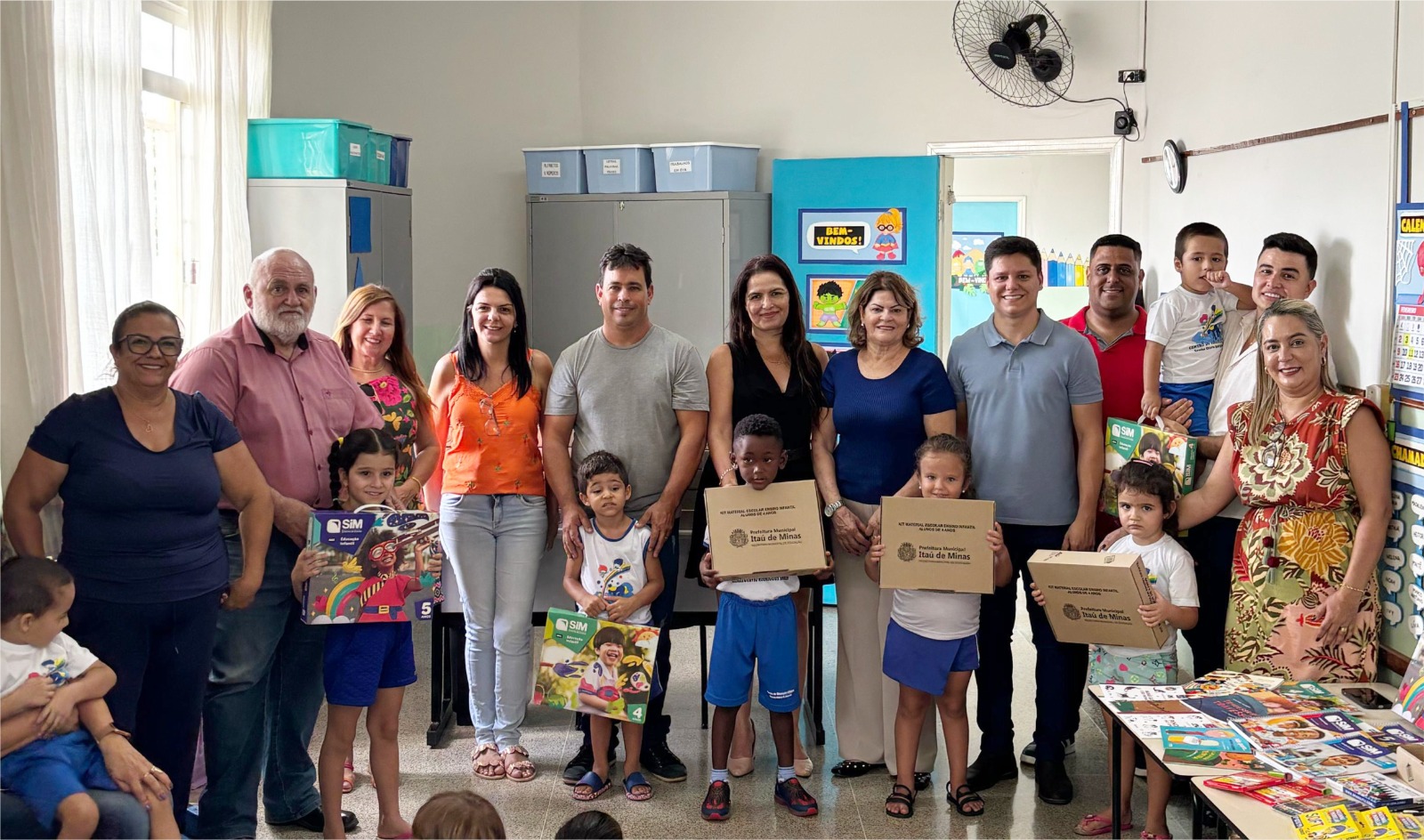 Vereadores acompanham a entrega dos Kits Escolares