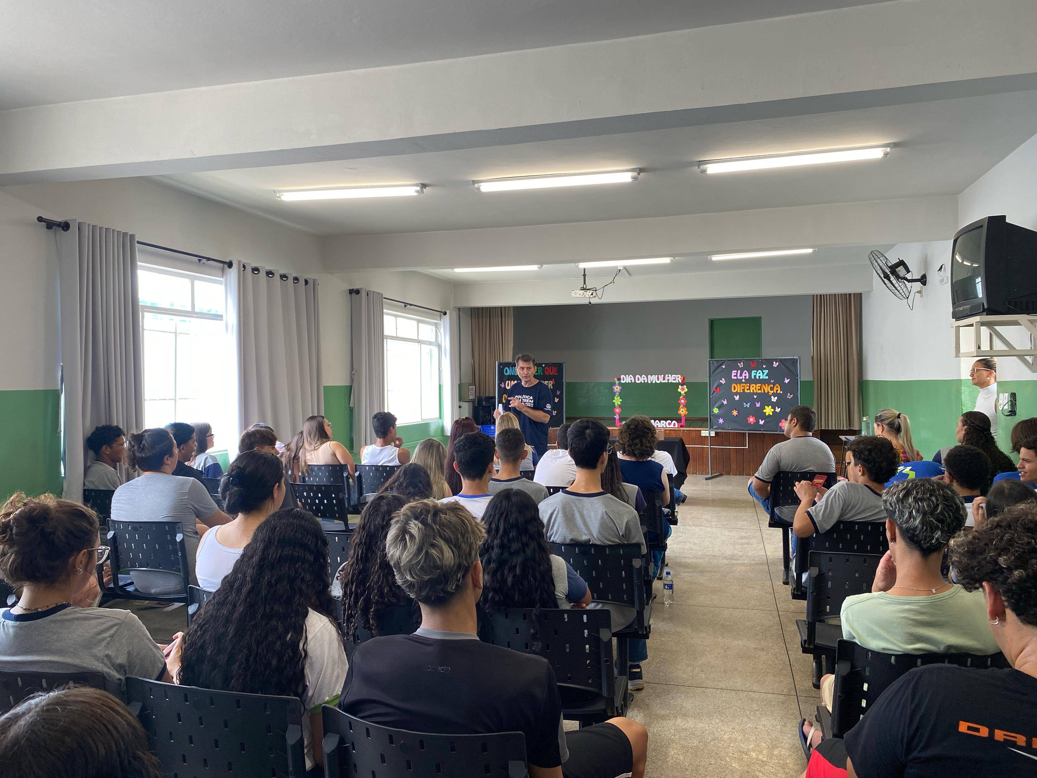 Visita a escolas para convidar alunos a participarem do Parlamento Jovem 2025